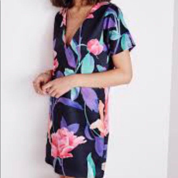 Missguided Dresses & Skirts - Missguided Oversized V Neck Shift Dress Floral
